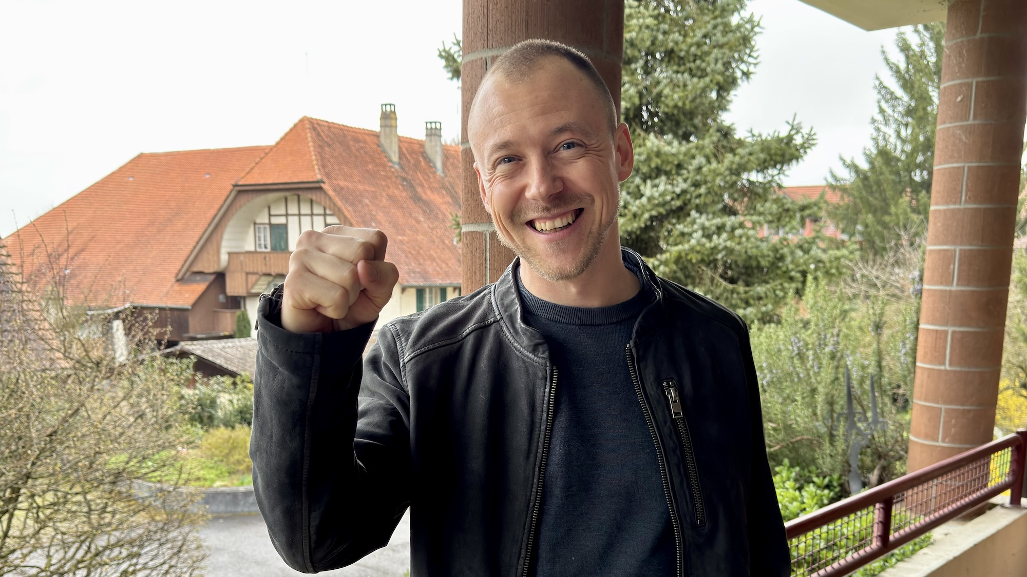 Daniel Schlunegger auf dem Balkon nach Wahlsieg Grossrat 2026